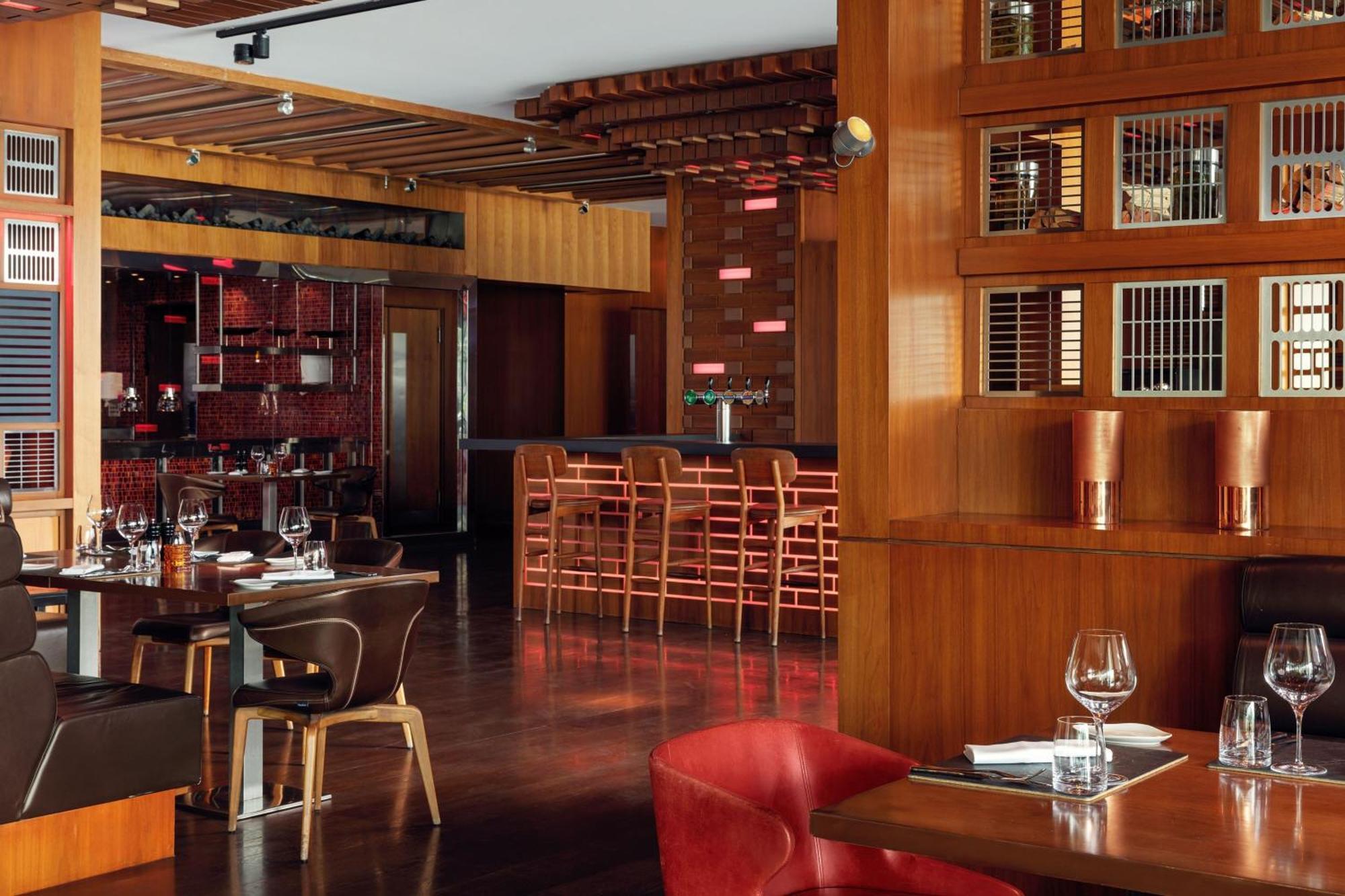 เจดับบลิว แมริออท อับเชอรอน บากู Hotel ภายนอก รูปภาพ Interior of a PF. Chang's restaurant